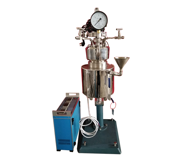 KCFD低壓系列--快開卡環(huán)結(jié)構(gòu)-釜體下落、電加熱管加熱、翻轉(zhuǎn)出料正面照片