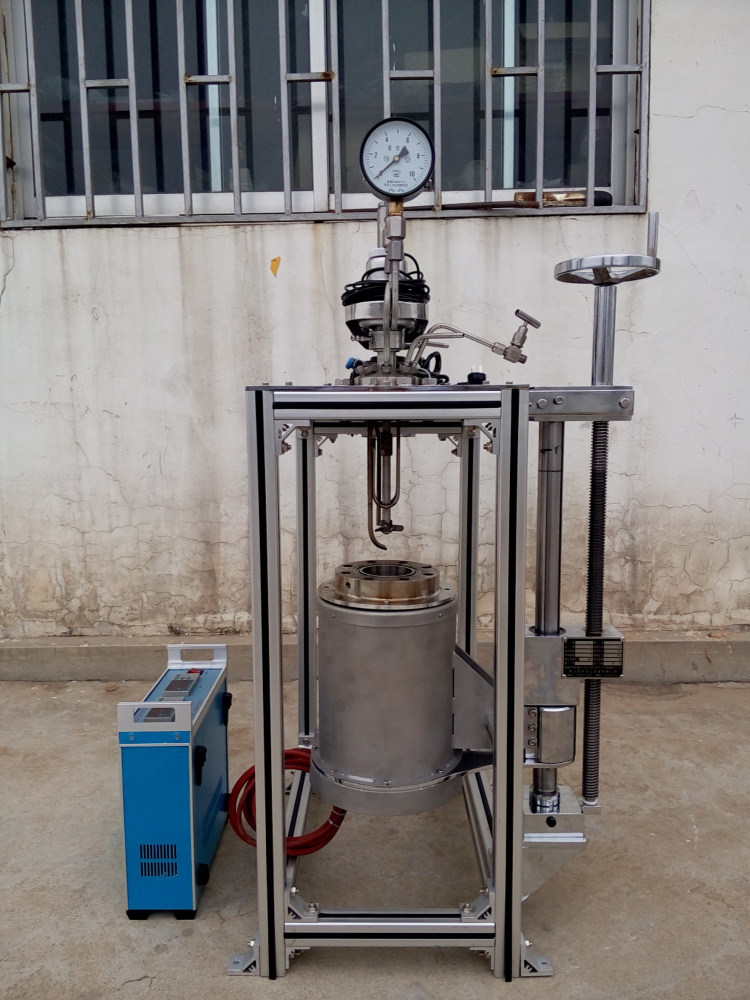 KCFD系列--加熱爐和釜體可下落、旋轉(zhuǎn)一邊2